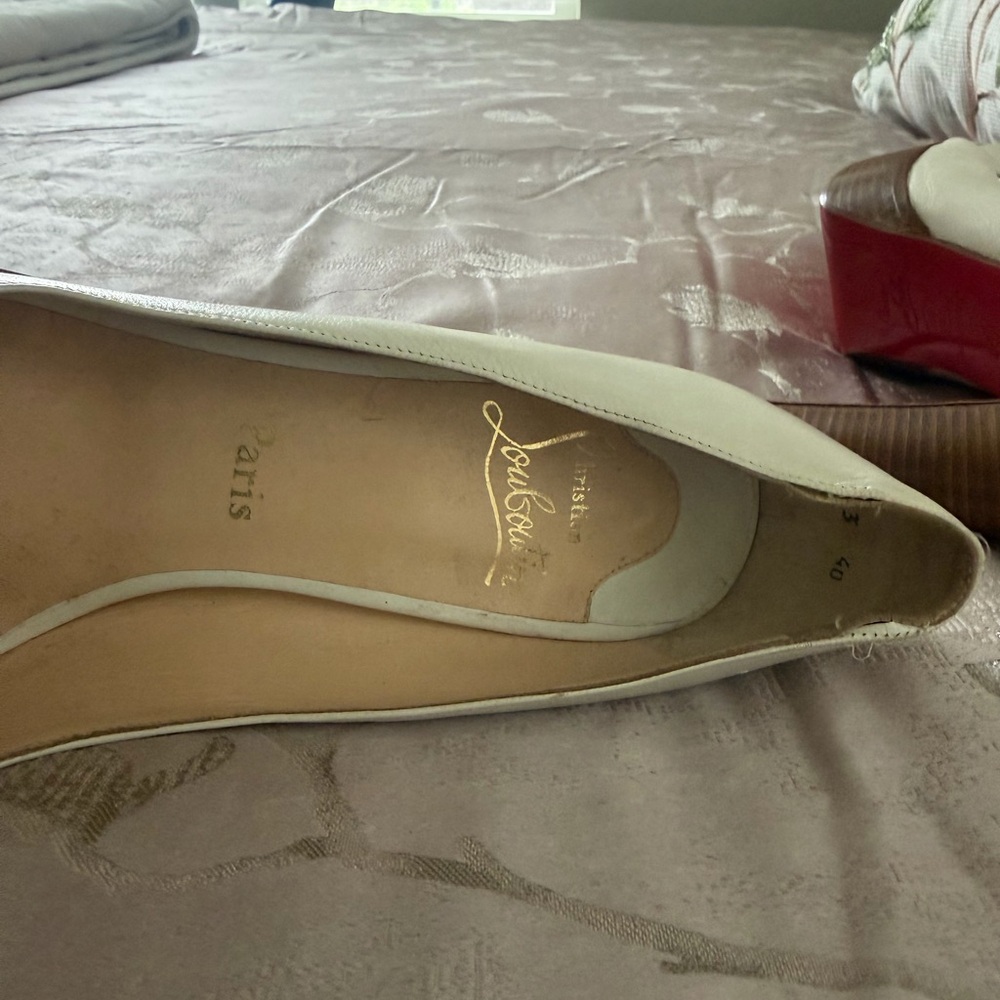 Christian Louboutin White Leather Pumps with Red Soles - Picture 5 of 11